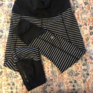 Lulu practically brand new size 4 crops!